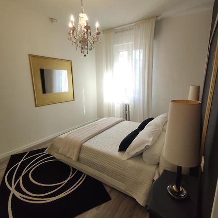 Aurora Flowers - Two Rooms And Free Parking Near Center And Train Station Modène Chambre photo