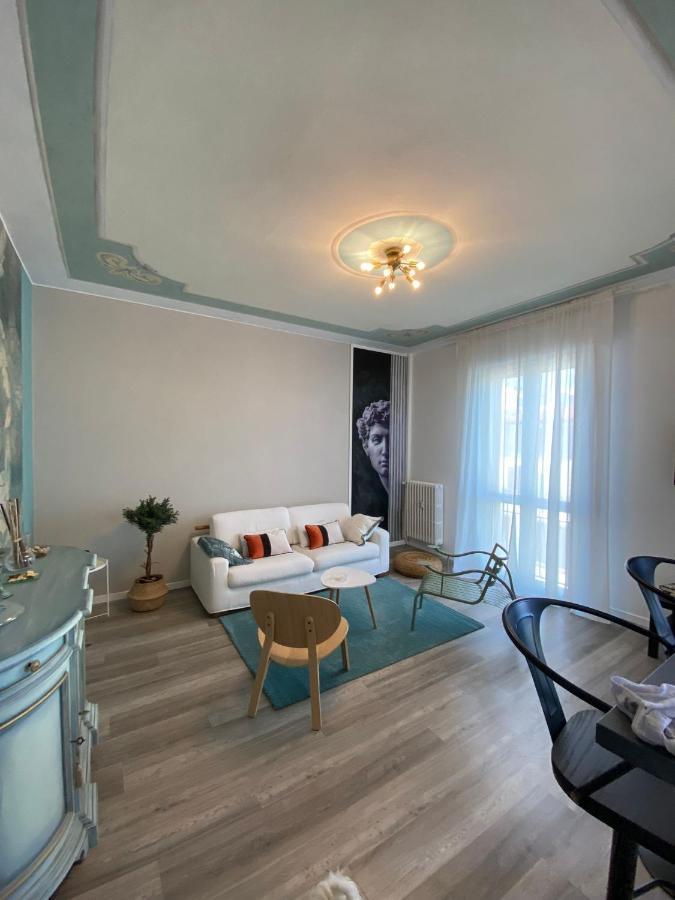 Aurora Flowers - Two Rooms And Free Parking Near Center And Train Station Modène Extérieur photo