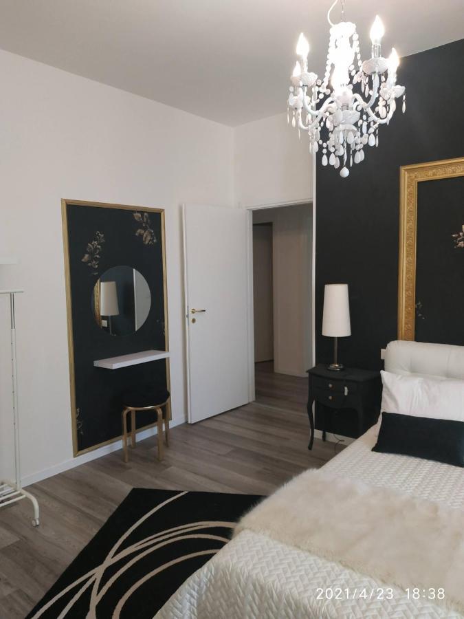 Aurora Flowers - Two Rooms And Free Parking Near Center And Train Station Modène Extérieur photo