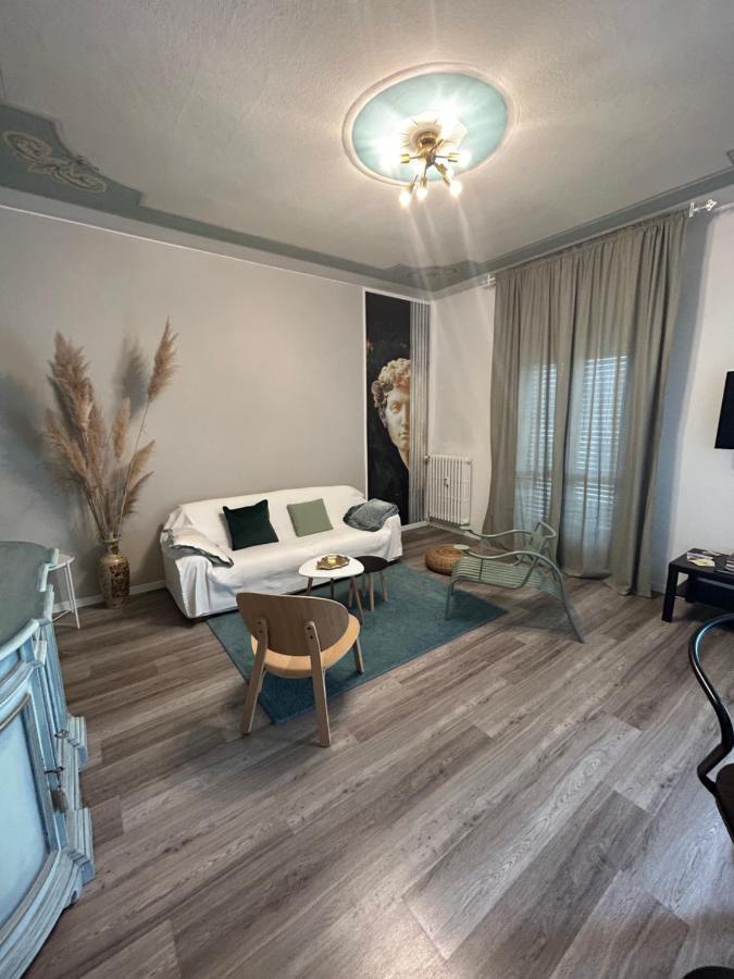 Aurora Flowers - Two Rooms And Free Parking Near Center And Train Station Modène Extérieur photo