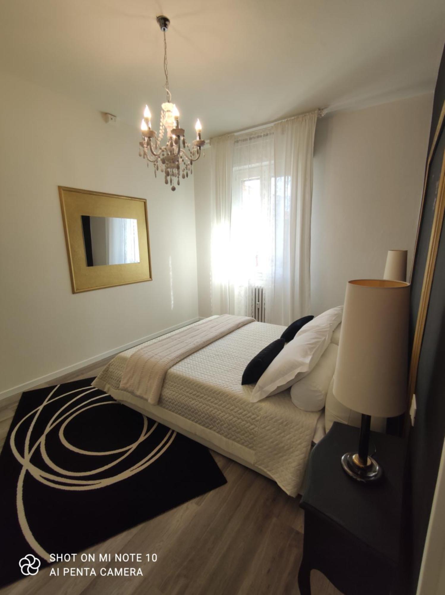 Aurora Flowers - Two Rooms And Free Parking Near Center And Train Station Modène Chambre photo